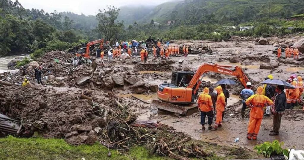 Frantic search for survivors after mudslides in southern India Frantic search for survivors after mudslides in southern India