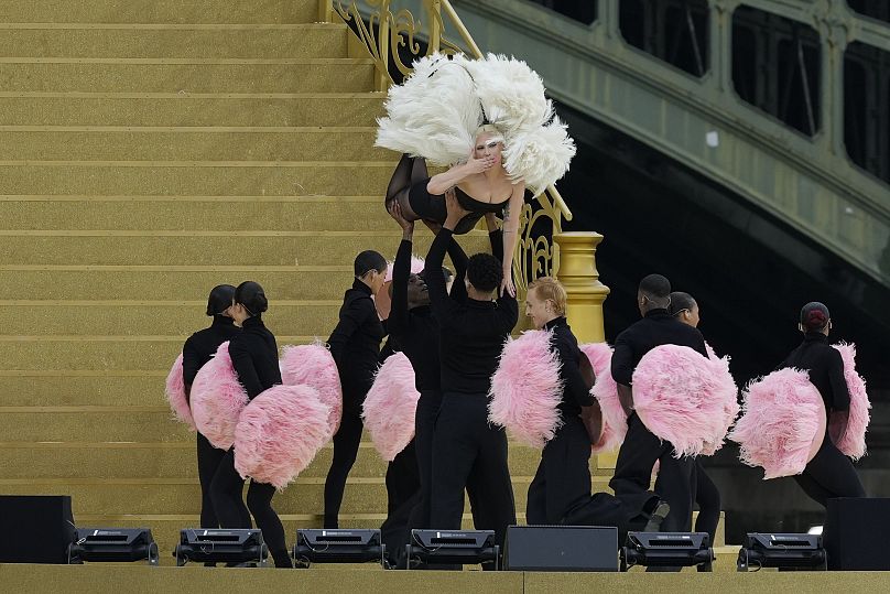 Lady Gaga atua em Paris, França, antes da cerimónia de abertura