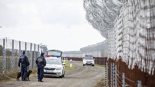 Magyar rendőrök járőröznek a szerb határon, Röszkénél