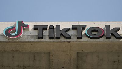 لافتة تيك توك معروضة على مبنى الشركة في كولفر سيتي، كاليفورنيا) مارس 2024( 