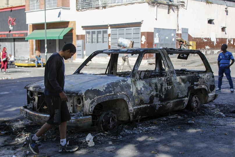 Une voiture brûlée au lendemain d'une manifestation d'opposition au président Nicolás Maduro