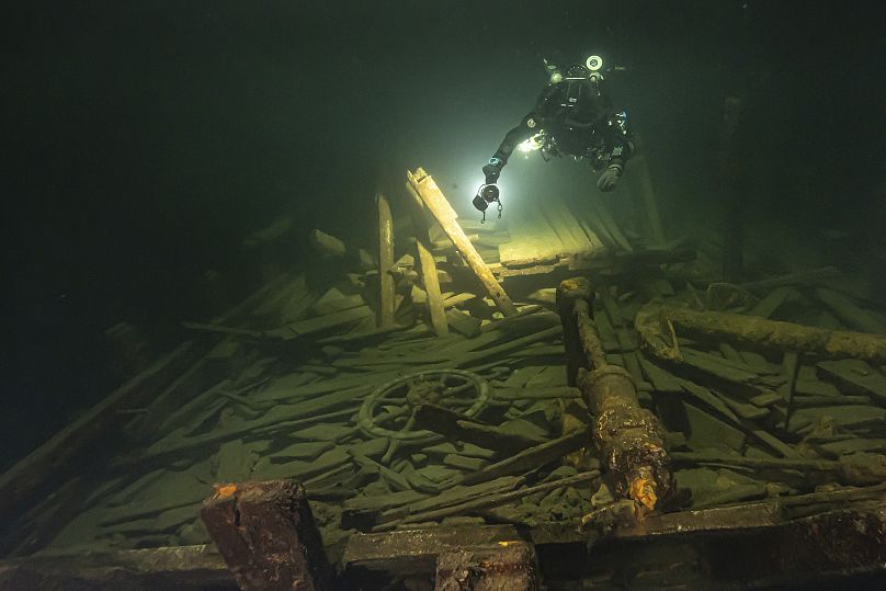 Ein Taucher des polnischen Baltictech-Teams untersucht das Wrack eines Segelschiffs aus dem 19. Jahrhundert, das das Team am 11. Juli 2024 entdeckt hat