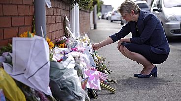 Die britische Innenministerin Yvette Cooper blickt auf die Trauerfeierlichkeiten in der Nähe des Tatorts in der Hart Street, wo zwei Kinder bei einem Messerangriff starben und neun verletzt wurden.
