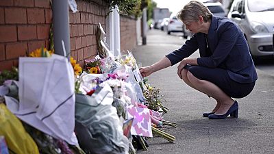 Die britische Innenministerin Yvette Cooper blickt auf die Trauerfeierlichkeiten in der Nähe des Tatorts in der Hart Street, wo zwei Kinder bei einem Messerangriff starben und neun verletzt wurden.