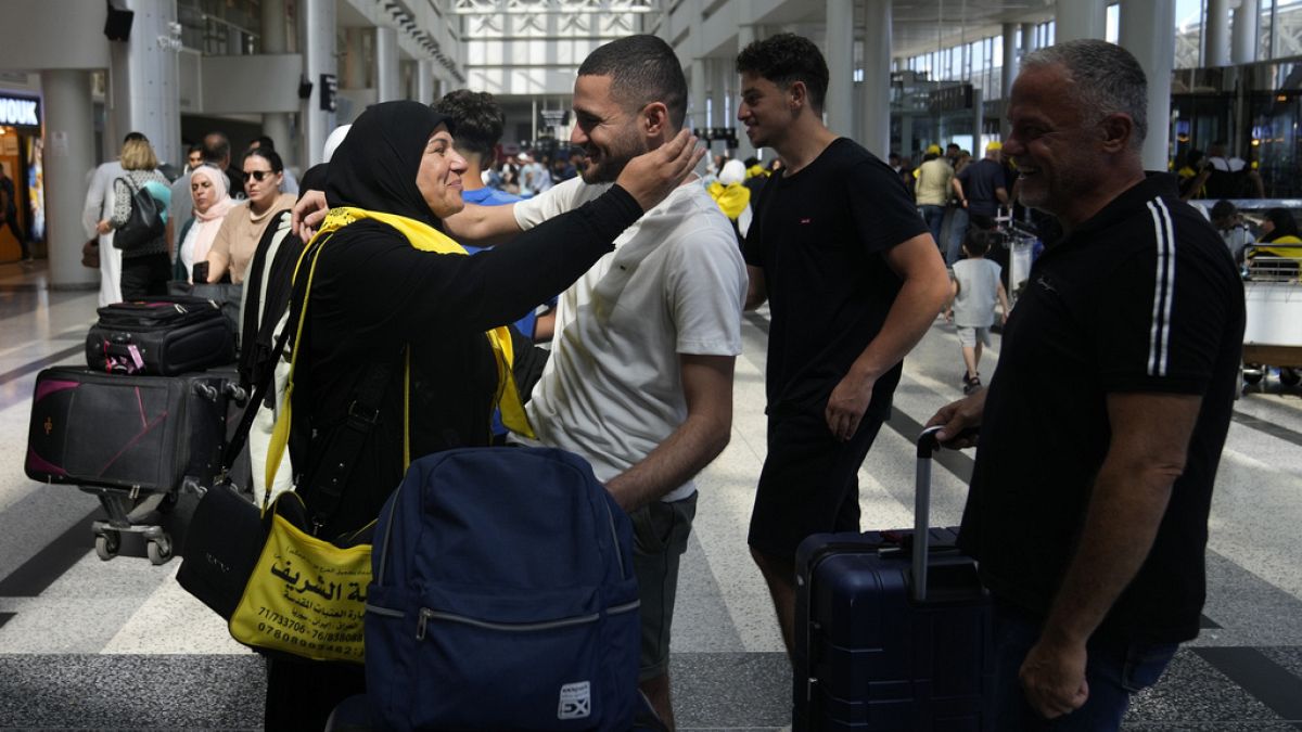 Passeggeri in arrivo all'aeroporto internazionale di Beirut