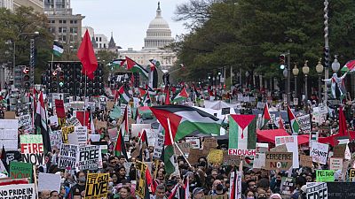  مظاهرة مؤيدة للفلسطينيين في ساحة الحرية في واشنطن فيما يظهر مبنى الكابيتول الأمريكي في الخلفية، السبت، 4 نوفمبر 2023.