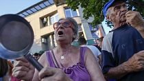 Moradores de Šabac, no oeste da Sérvia, protestam a 29 de julho contra os planos para uma enorme mina de lítio nas proximidades, depois de Belgrado ter assinado um acordo de fornecimento de matérias-primas com a UE