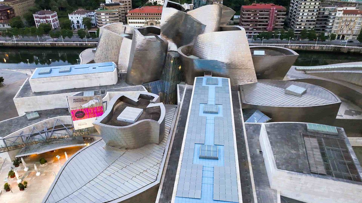 Le musée Guggenheim de Bilbao, en Espagne, vient d'installer 300 panneaux solaires sur son toit, dans le cadre de son engagement à être climatiquement neutre d'ici à 2030.