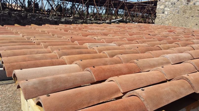 Panneaux solaires en forme de tuiles de terre cuite à Pompéi, en Italie.