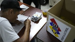 Contagem eleitoral durante as eleições de domingo na Venezuela. 