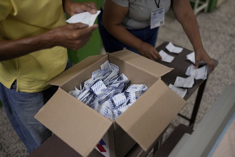 Contagem dos votos nas eleições venezuelanas. 