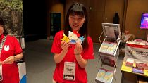 Une volontaire sur le stand de la Maison du Japon aux jeux de Paris. 