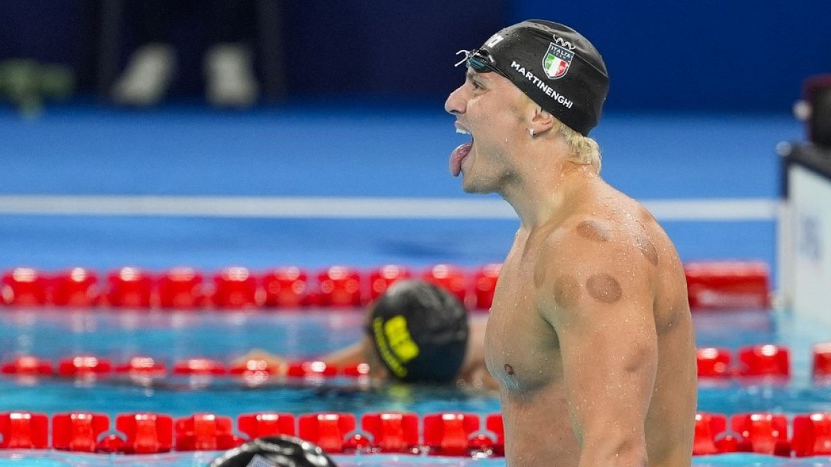 L'italiano Nicolò Martinenghi festeggia dopo aver vinto la finale dei 100 metri rana alle Olimpiadi estive del 2024.