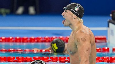 L'italiano Nicolò Martinenghi festeggia dopo aver vinto la finale dei 100 metri rana alle Olimpiadi estive del 2024.
