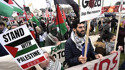 متظاهرون بعضهم من الأميركيين العرب يؤيدون فلسطين ويطالبون بوقف النار أثناء زيارة بايدن لولاية ميشيغان في فبراير/شباط 2024