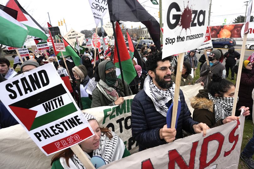 متظاهرون مؤيدون للفلسطينيين خلال زيارة الرئيس الأمريكي جو بايدن لولاية ميشيغان في 1 شباط فبراير 2024