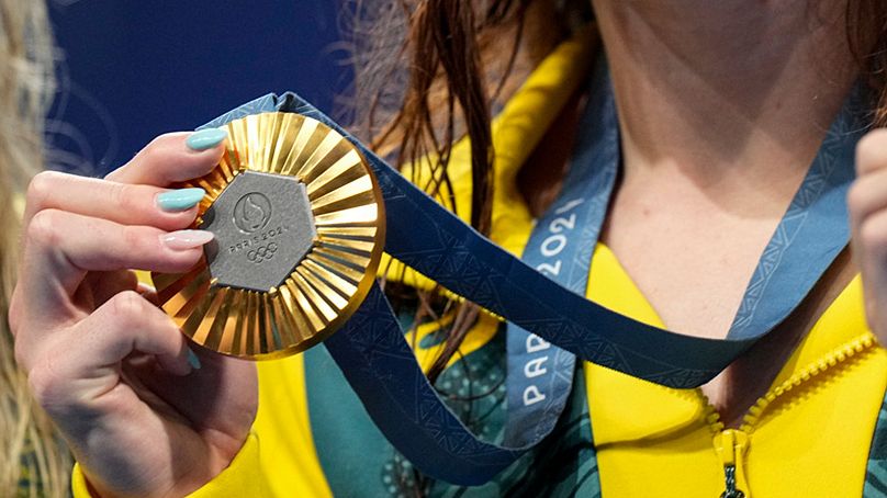 Mollie O'Callaghan, da Austrália, posa com a sua medalha de ouro após a final dos 200 metros livres femininos nos Jogos Olímpicos de verão de 2024