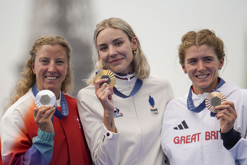 Esquerda para a direita: Medalhista de prata, Julie Derron; a vencedora da medalha de ouro, Cassandre Beaugrand e a medalhista de bronze, Beth Potter da prova triatlo feminino