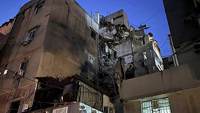 Edifício danificado que foi atingido por um ataque aéreo israelita nos subúrbios do sul de Beirute, no Líbano