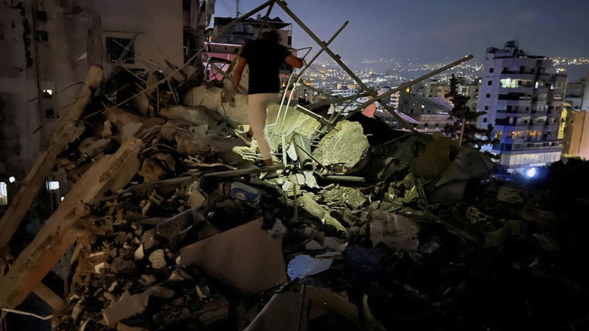 Ein Mann inspiziert ein zerstörtes Gebäude, das von einem israelischen Luftangriff getroffen wurde, in den südlichen Vororten von Beirut, Libanon, Dienstag, 30. Juli 2024 (AP Photo/Hussein Malla)