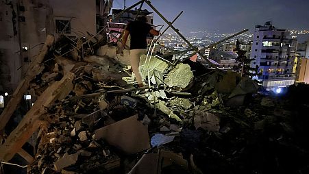 Un hombre inspecciona un edificio destruido por un ataque aéreo israelí en los suburbios del sur de Beirut, Líbano, el martes 30 de julio de 2024 (AP Photo/Hussein Malla)
