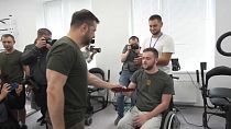 الرئيس الأوكراني يزور الجنود الجرحى في مستشفى عسكري 