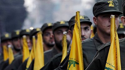 مقاتلو حزب الله يحملون أعلام حزبهم  بتاريخ 12 نوفمبر 2010.