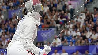 Nada Hafez, do Egipto, compete com Elizabeth Tartakovsky, dos Estados Unidos, no Sabre individual feminino