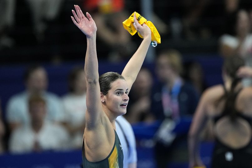 Die Australierin Kaylee McKeown feiert ihren Sieg bei 100 Metern Schwimmen in Paris.