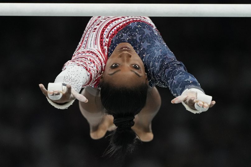 La statunitense Simone Biles si esibisce alle parallele durante la finale a squadre di ginnastica artistica femminile alla Bercy Arena di Parigi