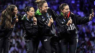 La atlete italiane festeggiano la medaglia d'oro conquistata nella gara a squadre femminile di spada alle Olimpiadi di Parigi 2024