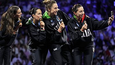 La atlete italiane festeggiano la medaglia d'oro conquistata nella gara a squadre femminile di spada alle Olimpiadi di Parigi 2024