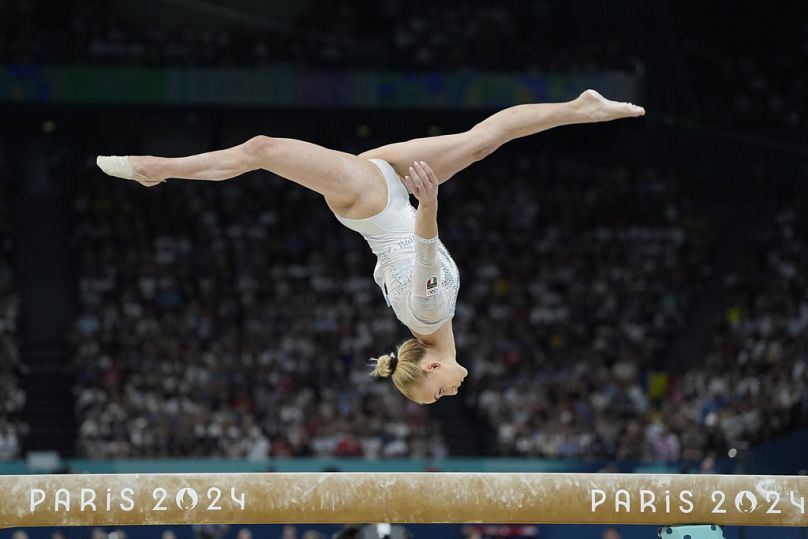 L'italiana Alice d'Amato si esibisce alla sbarra nella finale a squadre femminile di ginnastica artistica alle Olimpiadi di Parigi 2024