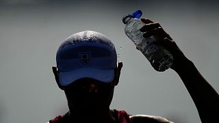 Ryuta Arakawa, de Japón, se refresca antes de los cuartos de final de remo individual masculino en los Juegos Olímpicos de Verano de 2024.