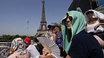 Uno spettatore usa un ventilatore per rinfrescarsi nel caldo soffocante delle Olimpiadi estive del 2024, il 30 luglio 2024, a Parigi, in Francia. (Foto AP/Robert F. Bukaty)