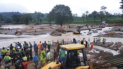 Mindestens 151 Menschen sind bei Erdrutschen im indischen Bundesstaat Kerala ums Leben gekommen. Dutzende weitere wurden verletzt.
