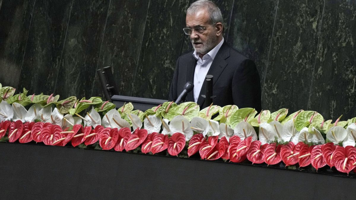 Pezeshkian pronuncia un discurso tras jurar el cargo de presidente el martes en el Parlamento de Teherán.