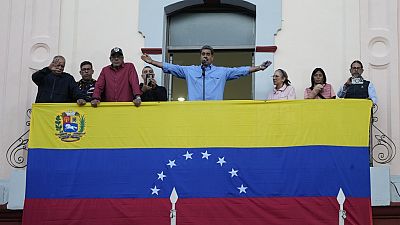 Il presidente Nicolás Maduro parla ai suoi sostenitori durante un discorso dal palazzo presidenziale a Caracas, Venezuela, martedì 30 luglio 