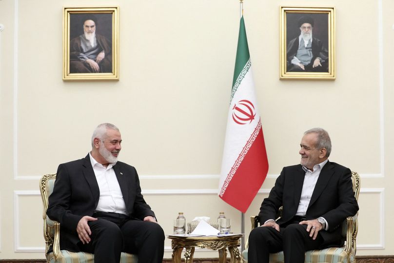 photo publiée par le bureau de la présidence iranienne, le président Masoud Pezeshkian, à droite, rencontre le chef du Hamas Ismaïl Haniyeh