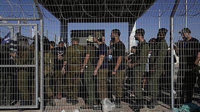 جنود إسرائيليون يتجمعون عند بوابة قاعدة ”سدي تيمان“ العسكرية في إسرائيل (29 يوليو 2024)