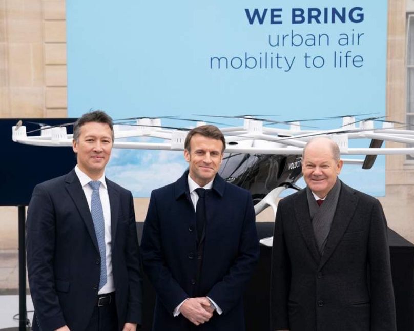 Emmanuel Macron francia elnök és Olaf Scholz német kancellár Dirk Hoke, a Volocopter vezérigazgatójának a társaságában, 2023-ban