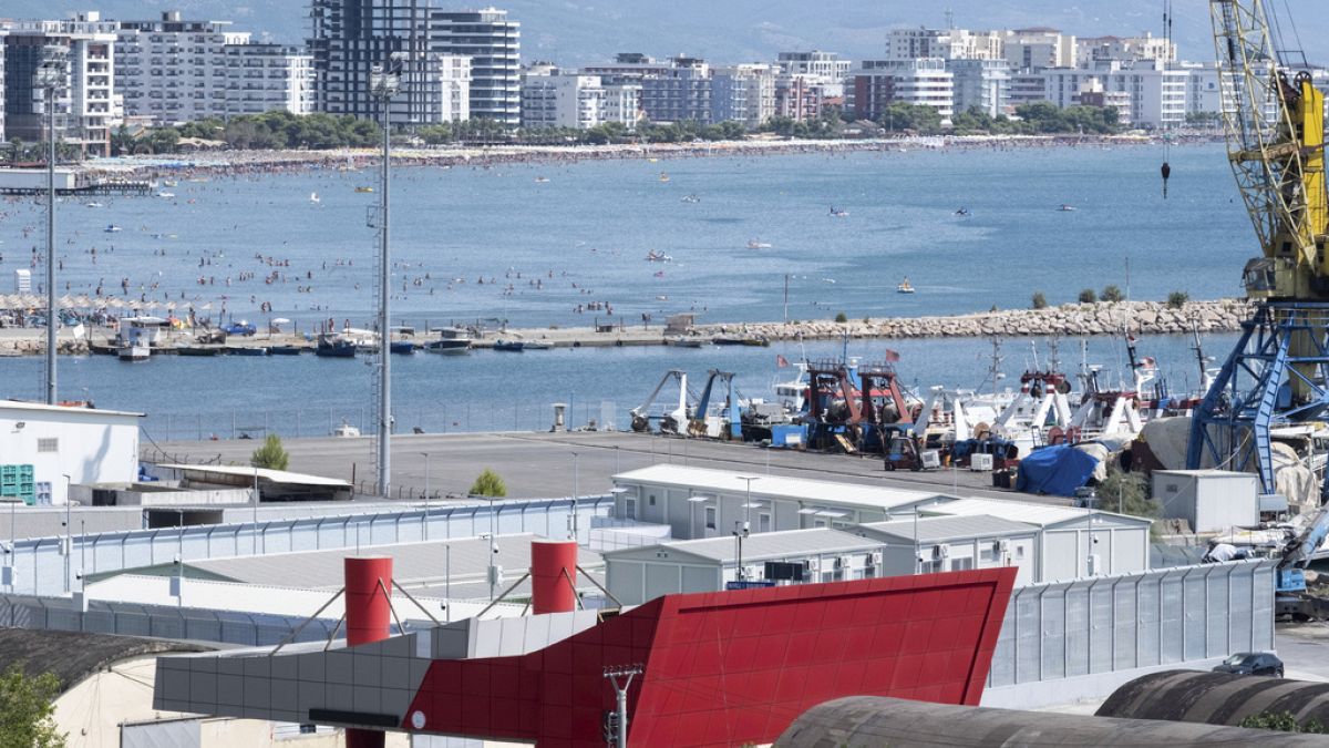 Il centro per migranti nel porto di Shengjin, in Albania