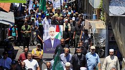 Membros do Hamas seguram um retrato do chefe político do Hamas, Ismail Haniyeh, durante um protesto para condenar a sua morte.