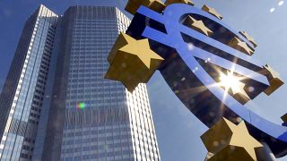  La scultura dell'euro sotto il sole autunnale di fronte alla Banca Centrale Europea (foto di repertorio)