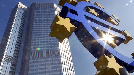  Escultura del euro bajo el sol otoñal frente al Banco Central Europeo (foto de archivo)