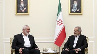 El presidente de Irán (derecha) y el líder de Hamás, Ismail Haniyeh, antes de su asesinato.