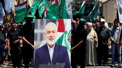 مسيرة في مدينة صور تحمل صورة قائد حماس إسماعيل هنية الذي اغتيل في إيران