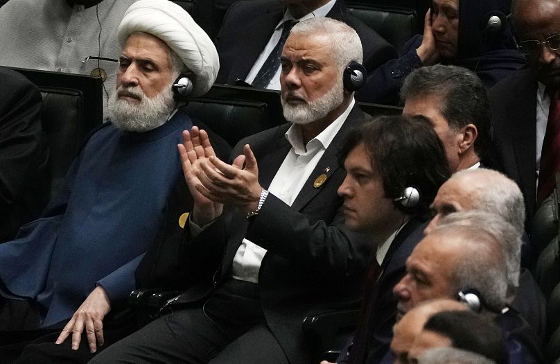 Ismail Haniyeh applaudit le président iranien nouvellement élu, Massoud Pezechkian, à Téhéran, en Iran, le mardi 30 juillet 2024, la veille de son assassinat.