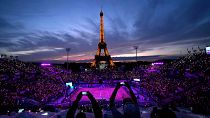 A Torre Eiffel é o centro das atenções durante um jogo de voleibol de praia nos Jogos Olímpicos de verão de 2024, sábado, 27 de julho de 2024, em Paris, França. 