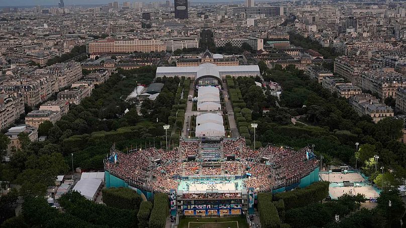 Vista da arena de vólei de praia instalada no Champ de Mars